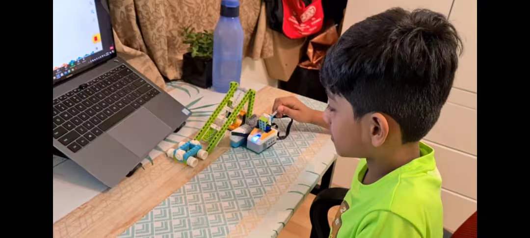 1-Month Robo JR. Online Class including Robot Box
